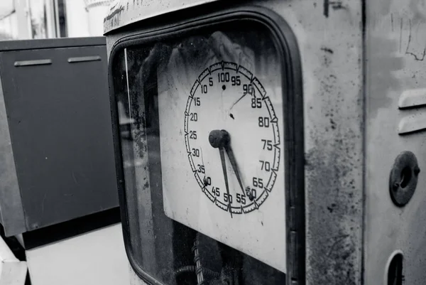주유소에서 오래 된 가스 미터 — 스톡 사진