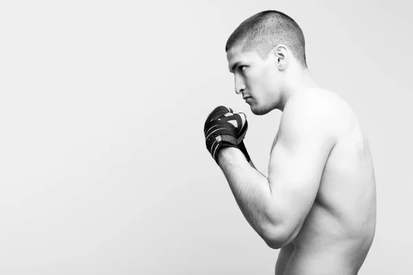 Jovem boxeador pronto para socar — Fotografia de Stock