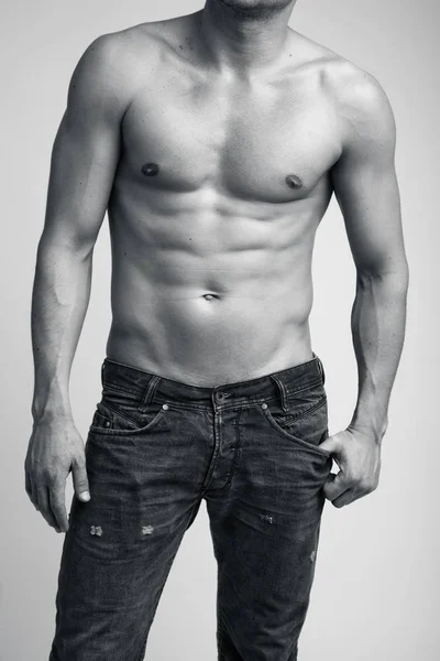 Busto nudo maschile con mani in jeans — Foto Stock