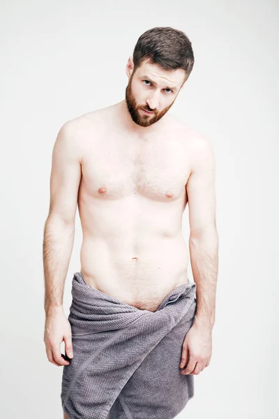Nudo giovane uomo con un asciugamano sui fianchi — Foto Stock