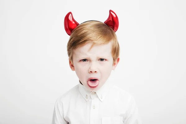Wütendes ungezogenes Kind mit roten Hörnern — Stockfoto