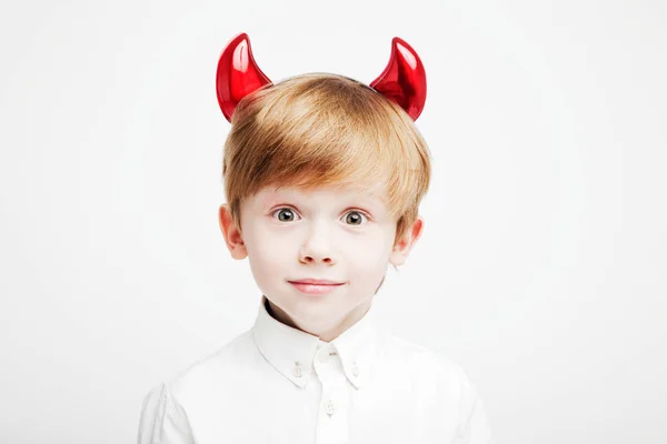 Little cute chłopiec emocjonalne z czerwonym rogi na głowie — Zdjęcie stockowe