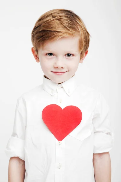 Milý chlapeček s červeným srdcem v rukou — Stock fotografie