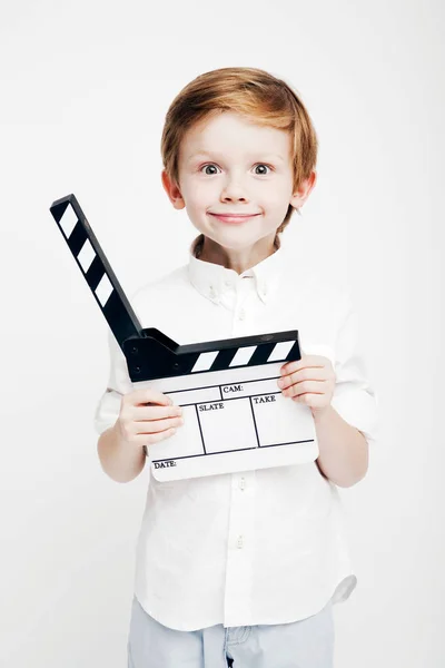 Liten söt känslomässiga pojke med cinema kläpp — Stockfoto