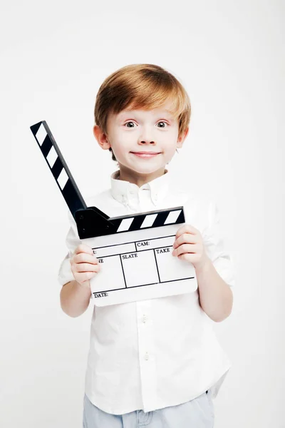Roztomilý emocionální chlapeček s kino klapky — Stock fotografie