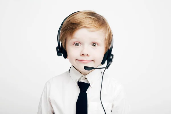 Söt liten pojke i hörlurar med mikrofon — Stockfoto