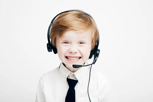 Netter kleiner Junge mit Kopfhörer und Mikrofon — Stockfoto