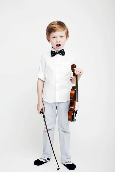 Chlapeček s lukem v ruce a housle — Stock fotografie