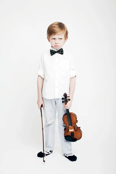 Uražený malý chlapec s lukem v ruce a housle — Stock fotografie