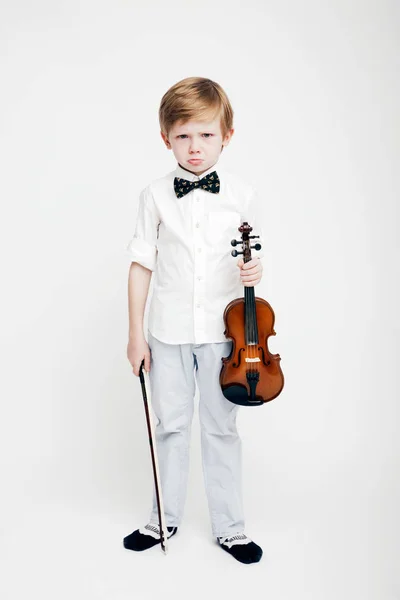 Malý roztomilý Zrzavý chlapec s houslemi v ruce — Stock fotografie