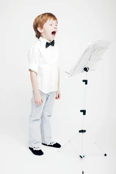 Malý chlapec zpívá písničku — Stock fotografie
