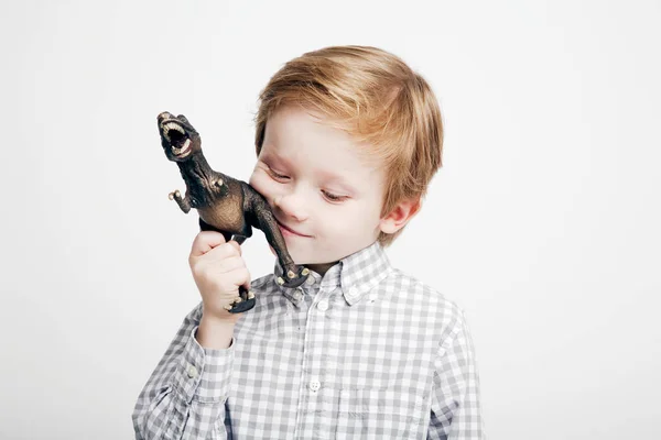 Ładny chłopczyk z zabawka dinozaur — Zdjęcie stockowe