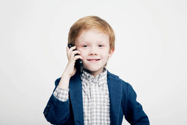 Ładny mały chłopiec emocjonalnie rozmawia przez telefon — Zdjęcie stockowe