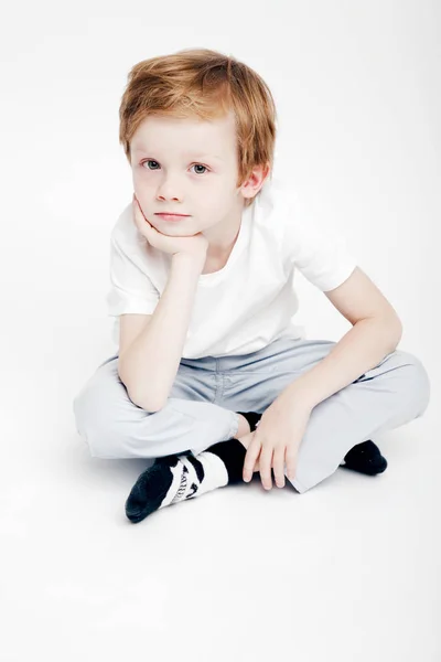 Portret uroczego chłopca na białym tle — Zdjęcie stockowe