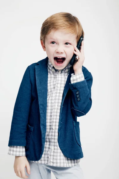 Söt liten pojke känslomässigt pratar i telefon — Stockfoto