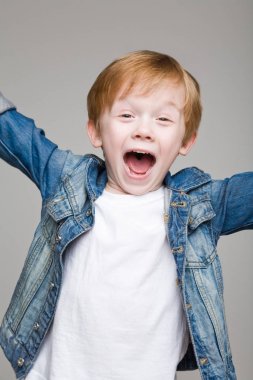 Sevinç Kızıl saçlı çocuk notun