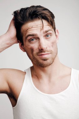 Duygular. Kirli yüzü olan adam portresi