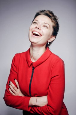 Genç güzel mutlu gülümseyen kadın portresi