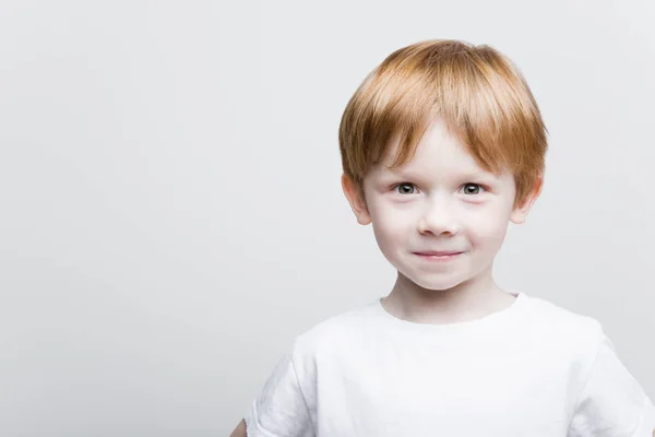 Das rothaarige Kind sieht verschmitzt aus — Stockfoto