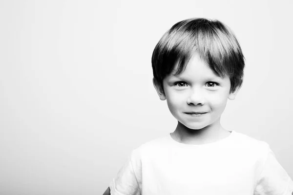 Retrato de criança com sorriso — Fotografia de Stock