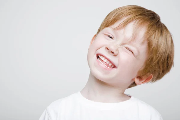 Kid. Porträtt av barn med rött hår — Stockfoto