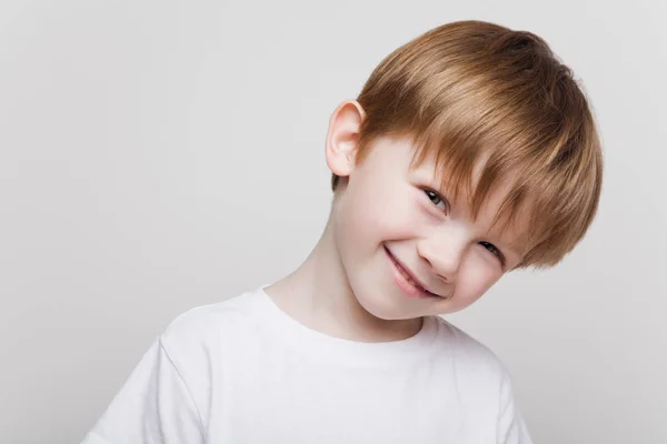 Portrét dítěte s červenými vlasy — Stock fotografie