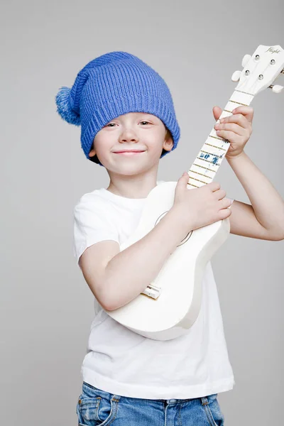 Kind mit einer Gitarre — Stockfoto