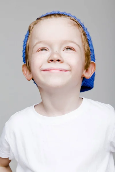 Kid. Porträtt av barn med rött hår — Stockfoto