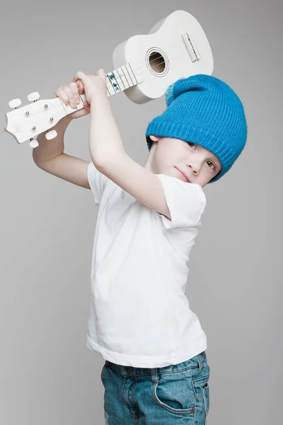 Dítě s kytarou — Stock fotografie