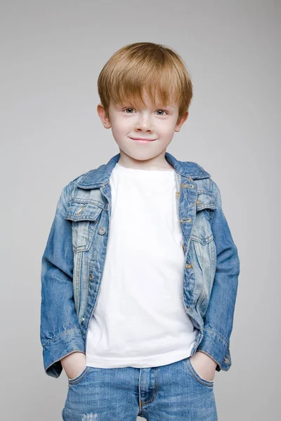 Kind. Porträt eines Kindes mit roten Haaren — Stockfoto