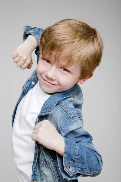 Kid. Porträtt av barn med rött hår — Stockfoto