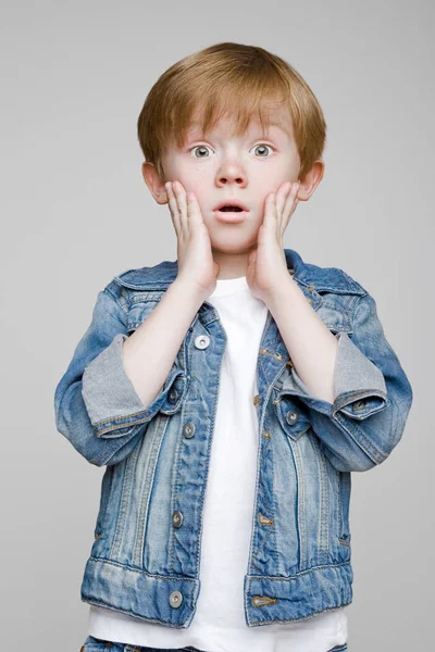 Porträt eines Kindes mit roten Haaren — Stockfoto