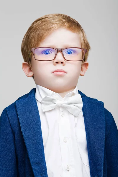The red-haired kid with glasses puzzled — Stock Photo, Image