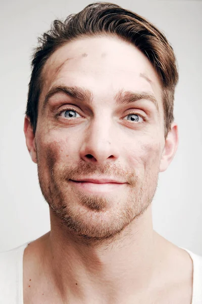 Duygular. Kirli yüzü olan adam portresi