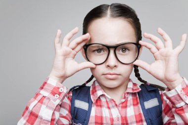 liseli kız bardaklarda.