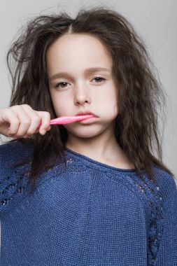 dişlerini fırçalama uykulu küçük kız