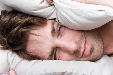 Genç çekici uyanır