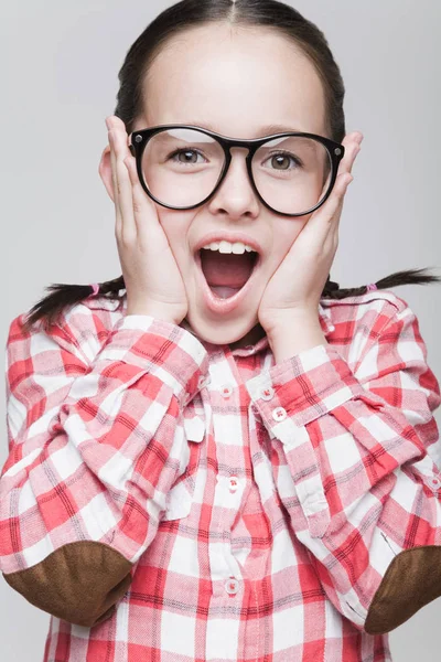 Lustiges kleines emotionales Mädchen mit Brille — Stockfoto