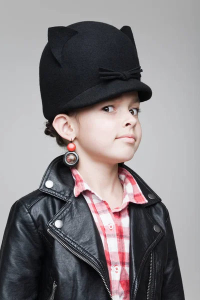 Malá holčička v klobouku — Stock fotografie
