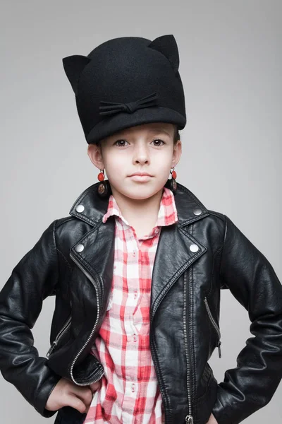 Petite fille dans un chapeau — Photo