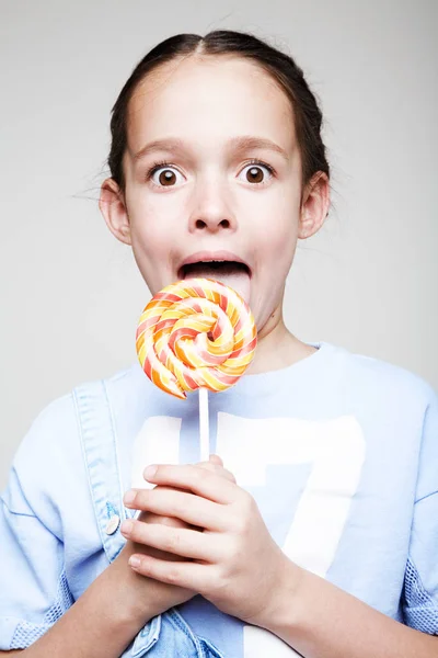 매력적인 소녀와 큰 막대 사탕 — 스톡 사진