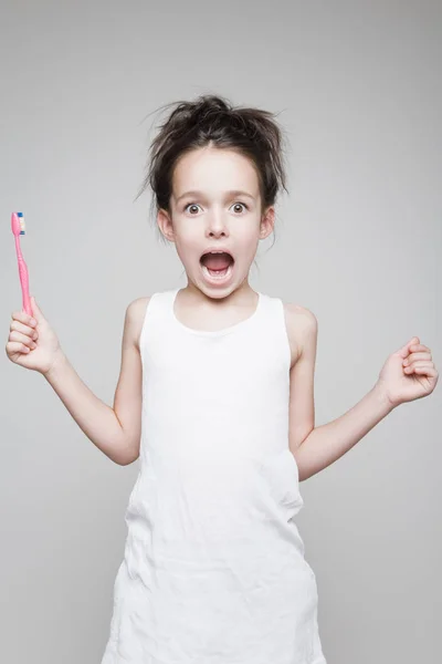 Petite fille avec brosse à dents à la main criant — Photo