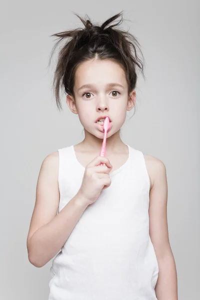 Petite fille brossant ses dents — Photo