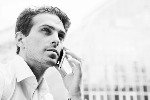 전화 통화 하는 젊은 매력적인 남자 — 스톡 사진