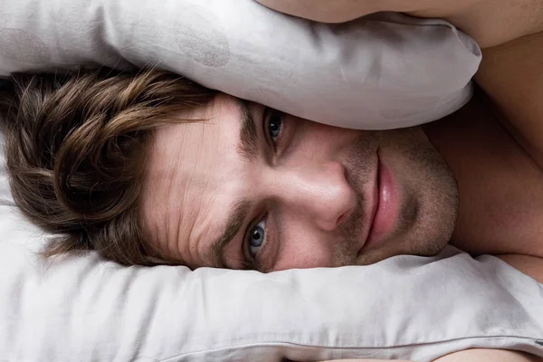 Genç çekici uyanır