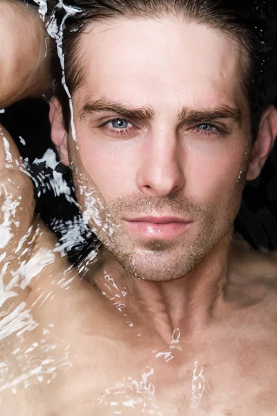 水で魅力的な若い男の肖像 — ストック写真