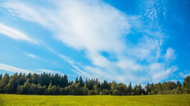 Gökyüzü bulutlu alan