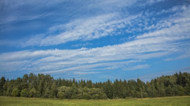 Gökyüzü bulutlu alan