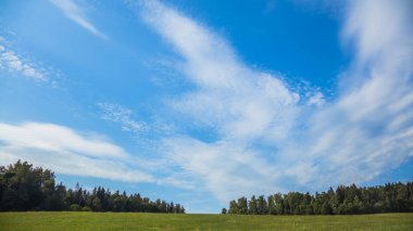 Gökyüzü bulutlu alan