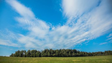 Gökyüzü bulutlu alan